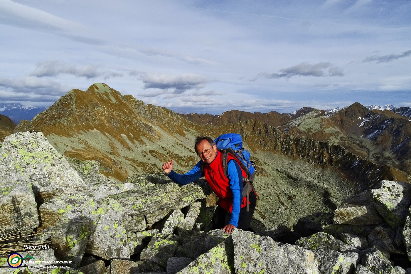 81 ...tira il vento con vista in Cima Cadelle.JPG -                                